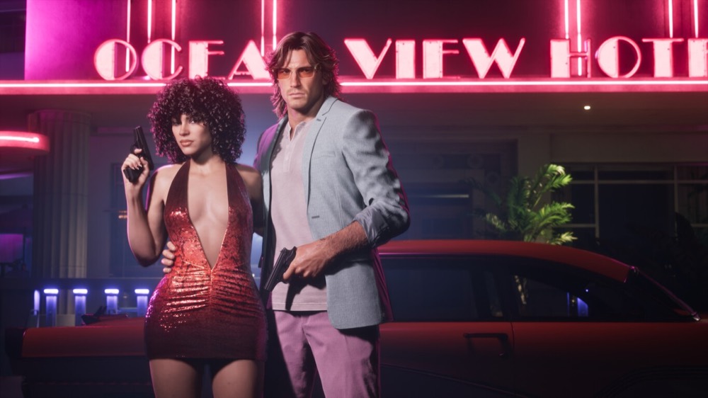 Pareja ante el neón del Ocean View Hotel en Vice City